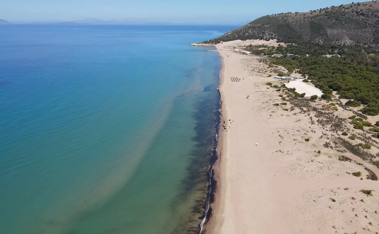 Παραλίες Πελοπόννησος: Καλογριά, η μεγάλη παραλία ιδανική για οικογένειες