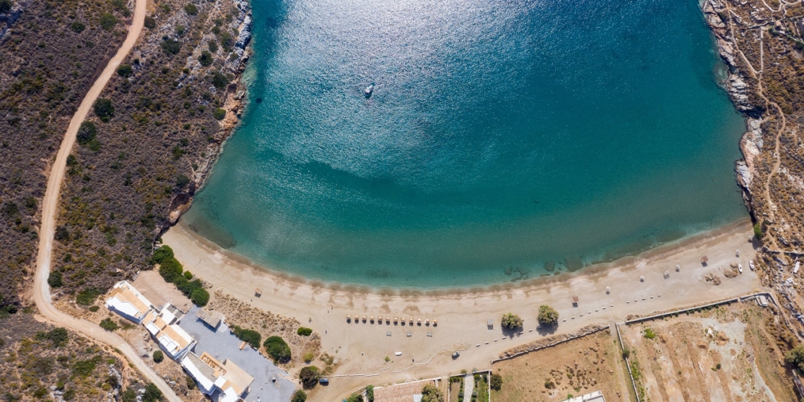 Τζιά: Πανέμορφες παραλίες στην Κέα και μία γραφική Χώρα, η Ιουλίδα