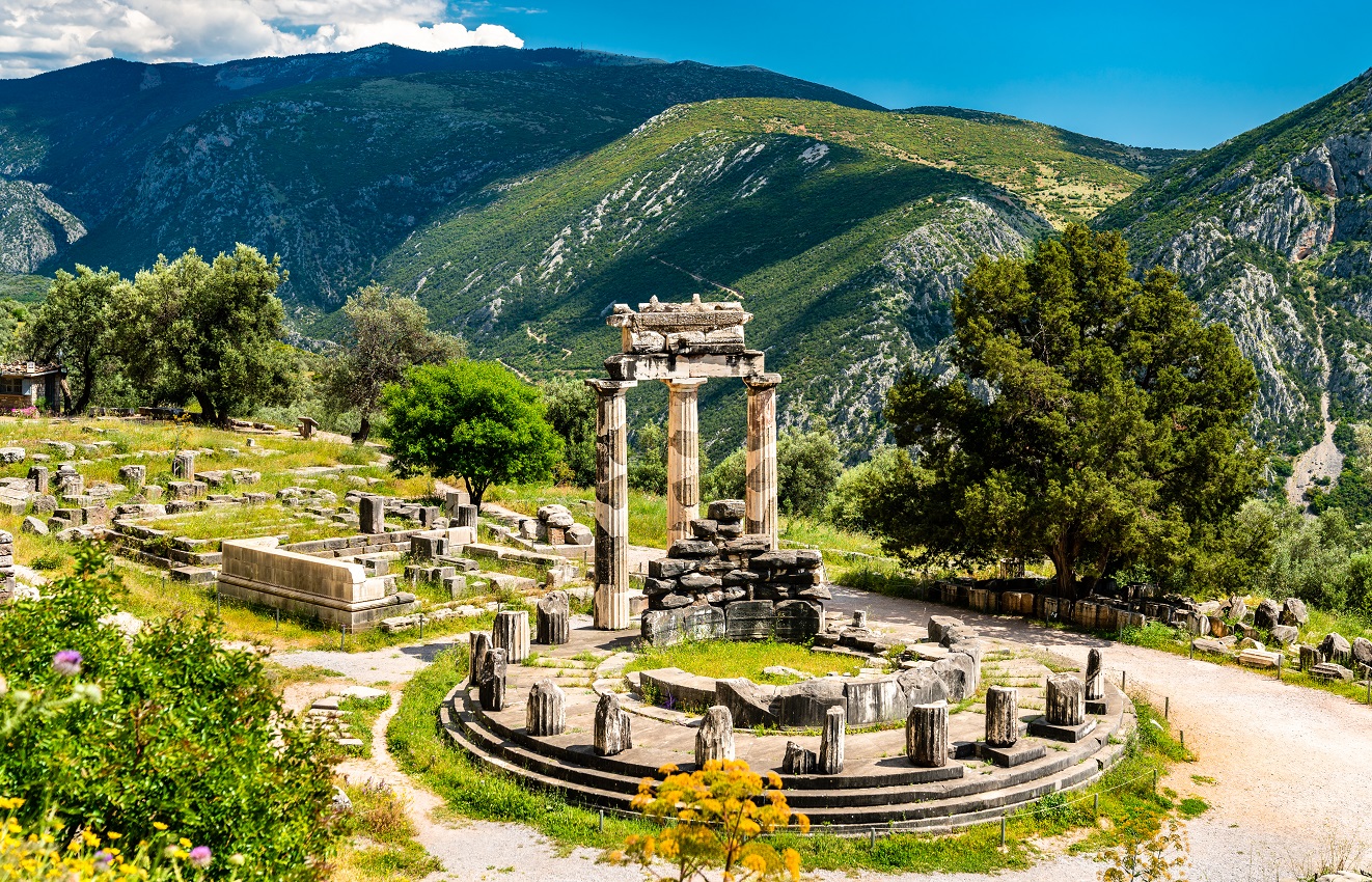 Ancient triangles of Greece: The Oracle of Delphi