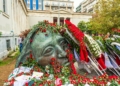 17 Νοέμβρη - Πολυτεχνείο: Σε ποιον ανήκει η κεφαλή που αφήνουν λουλούδια στην επέτειο;