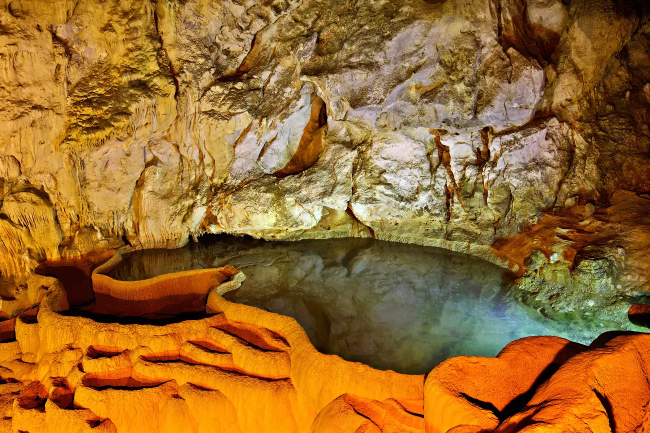 Καλάβρυτα - Σπήλαιο των Λιμνών