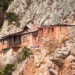 Άγιο Όρος - Καρούλια: Οι μοναχοί που ζουν στους απόκρημνους βράχους - ασκητικοί μέχρι το τέλος της ζωής τους