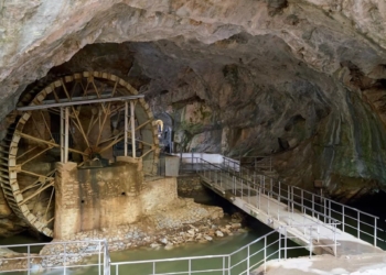 Πέντε εντυπωσιακά σπήλαια στην Ελλάδα και τα μυστικά που κρύβουν