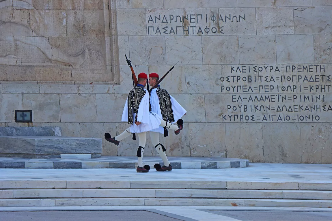 Αθήνα: Oι επιγραφές στο μνημείο του Άγνωστου Στρατιώτη