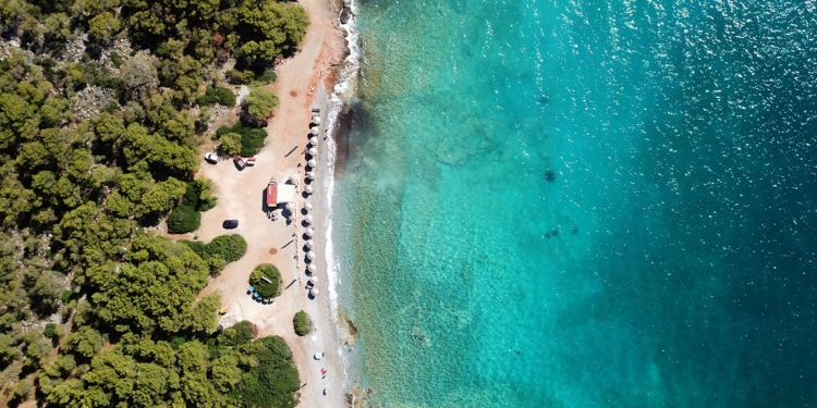 Αγκίστρι: Μια οικονομική πρόταση σε ένα κοντινό νησί, με εντυπωσιακές παραλίες