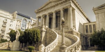 Αθήνα: Εμβληματικά κτίρια που ομορφαίνουν την πόλη