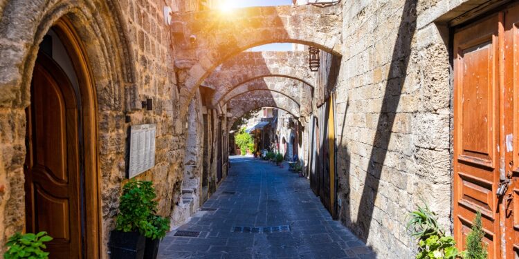 Διακοπές το φθινόπωρο: Τέσσερα νησιά μια απόλυτη ταξιδιωτική εμπειρία - Κρήτη, Λευκάδα, Σαντορίνη, Ρόδος