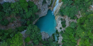 Πολυλίμνιο: Η γαλάζια λίμνη της Ελλάδας βρίσκεται στη Μεσσηνία