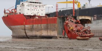 Διάλυση πλοίου: Η εντυπωσιακή διαδικασία βήμα-βήμα