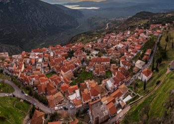 Φθινοπωρινά ταξίδια σε ορεινά χωριά στην αγκαλιά της φύσης