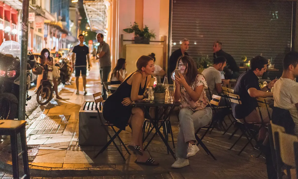 Τρεις περιοχές στην Αθήνα για βραδινή έξοδο, φαγητό και ποτό