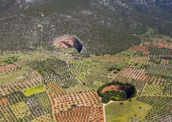 Δολίνες των Διδύμων: Οι δύο παράξενοι κρατήρες στην Αργολίδα