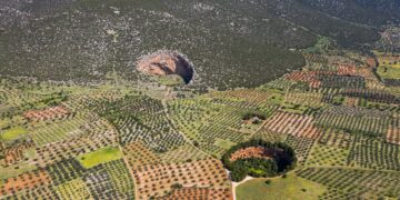 Δολίνες των Διδύμων: Οι δύο παράξενοι κρατήρες στην Αργολίδα