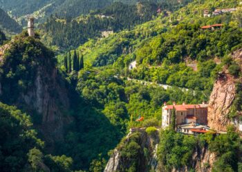 Πέντε εκκλησίες στην Ελλάδα με ιδιαίτερες ιστορίες - Παναγία Προυσιώτισσα