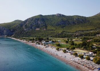 Τρεις παραλίες της Αττικής για τα πρώτα καλοκαιρινά μπάνια