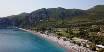 Τρεις παραλίες της Αττικής για τα πρώτα καλοκαιρινά μπάνια