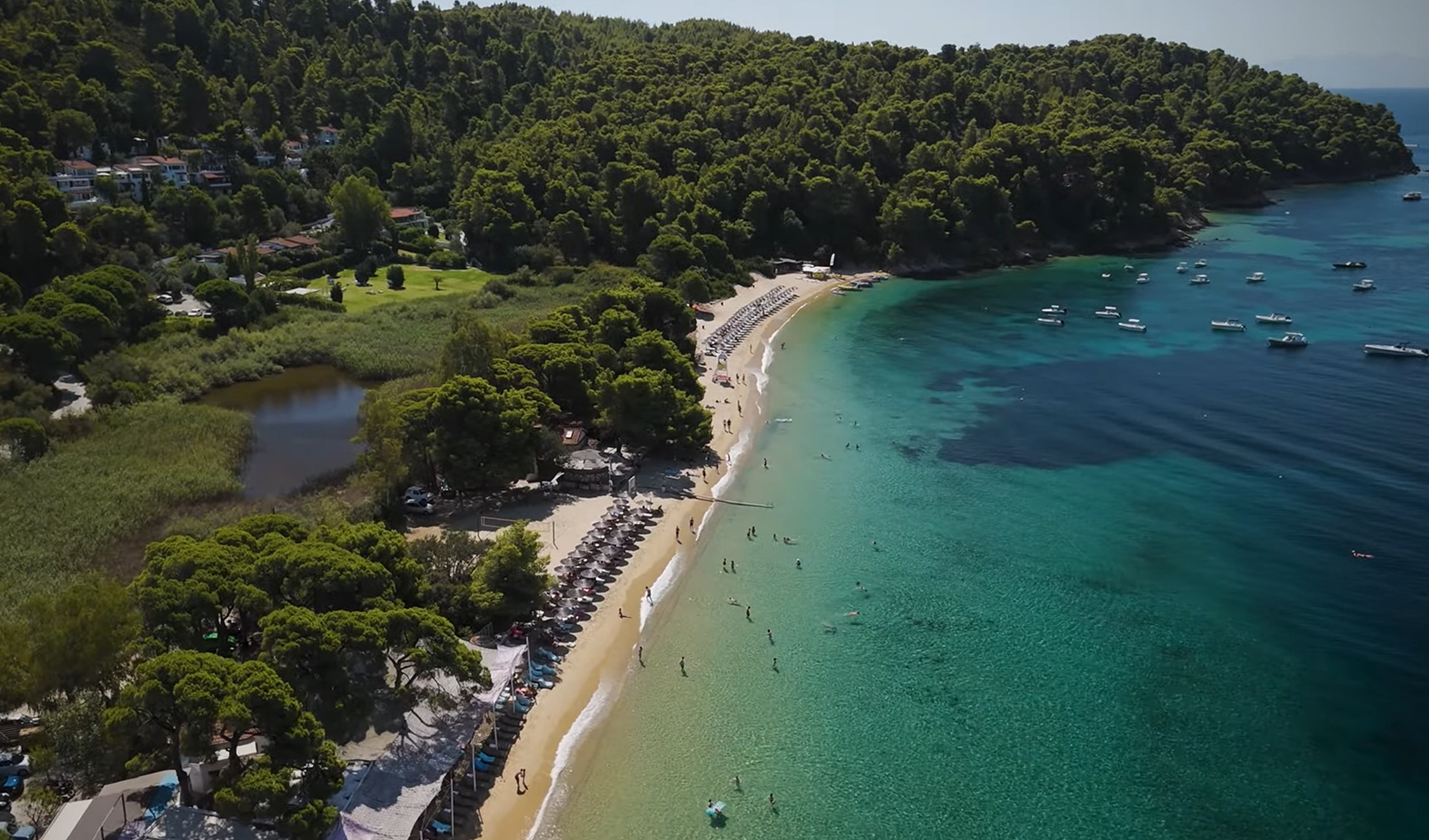 Βρωμόλιμνος: Η παραλία της Σκιάθου που άλλο περιμένεις και άλλο βλέπεις