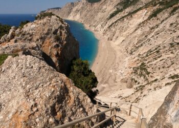 Πλατιά Άμμος: Η παραλία της Κεφαλονιάς με τα 400 σκαλιά που δεν θα την ξεχάσεις ποτέ!