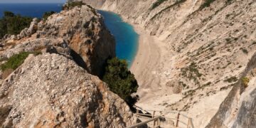 Πλατιά Άμμος: Η παραλία της Κεφαλονιάς με τα 400 σκαλιά που δεν θα την ξεχάσεις ποτέ!