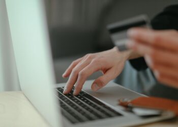 Ποιες κινήσεις στους τραπεζικούς λογαριασμούς τραβάνε την προσοχή της εφορίας