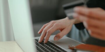 Ποιες κινήσεις στους τραπεζικούς λογαριασμούς τραβάνε την προσοχή της εφορίας
