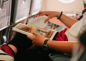 Τα ρούχα που πρέπει να αποφεύγεις στο αεροπλάνο - Ποιοι οι κίνδυνοι