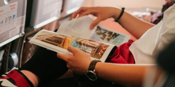 Τα ρούχα που πρέπει να αποφεύγεις στο αεροπλάνο - Ποιοι οι κίνδυνοι