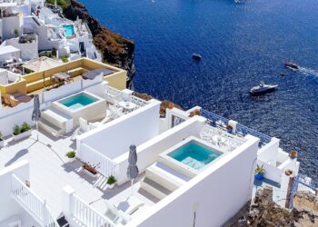 Ακίνητα στα νησιά: Πού εκτοξεύονται οι τιμές - Ποιοι αγοράζουν και πού