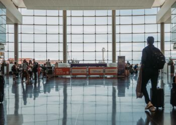 Αλλάζουν όλα στα αεροπορικά ταξίδια: Οι νέοι κανόνες για αποσκευές, αποζημιώσεις και εισιτήρια