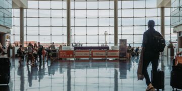 Αλλάζουν όλα στα αεροπορικά ταξίδια: Οι νέοι κανόνες για αποσκευές, αποζημιώσεις και εισιτήρια