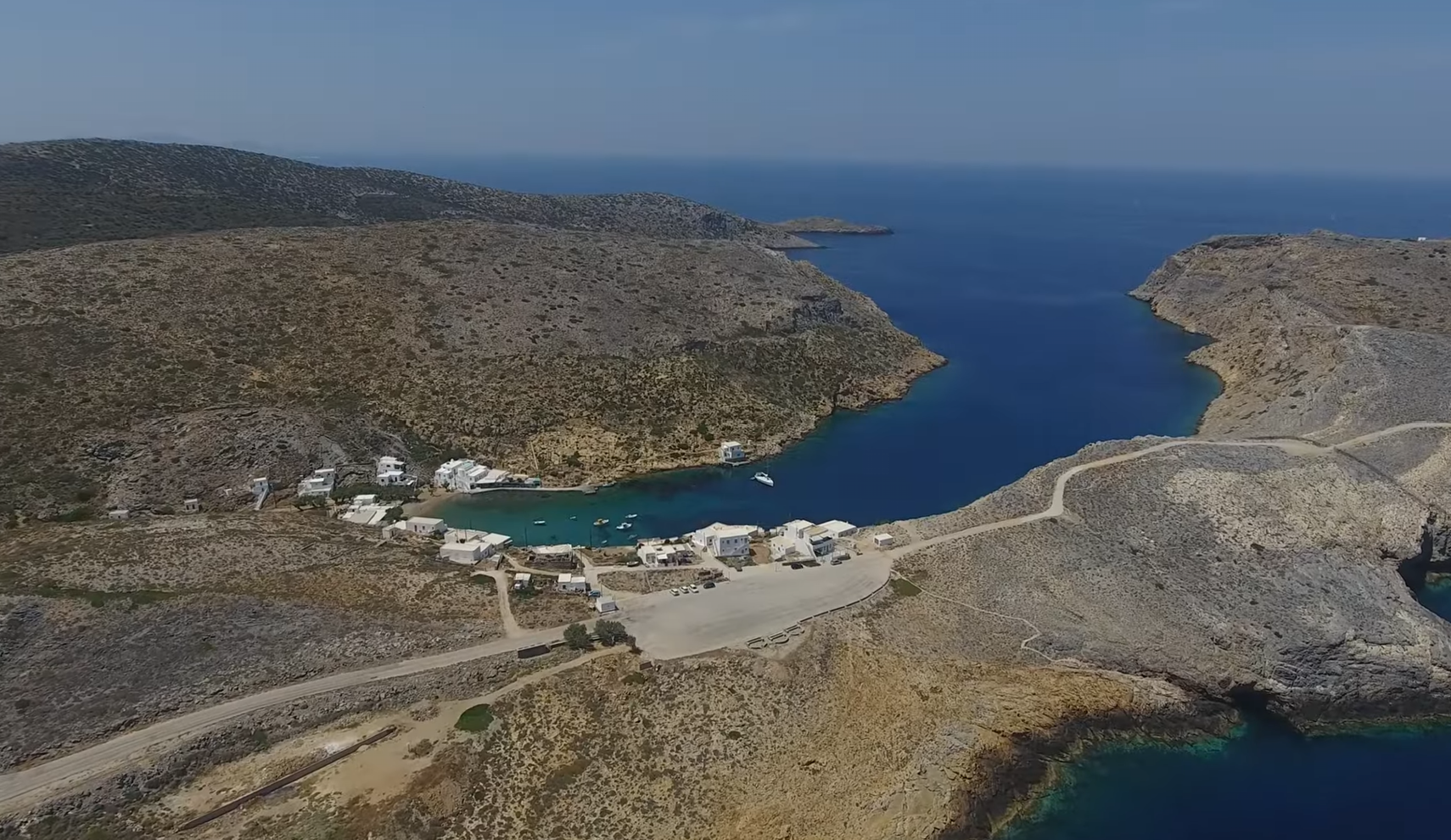 Χερρόνησος: Το αυθεντικό ψαροχώρι της Σίφνου που μοιάζει να έχει μείνει ανέγγιχτο από τον χρόνο