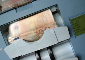 Στο μικροσκόπιο οι μεταφορές χρημάτων - Οι 5 παγίδες