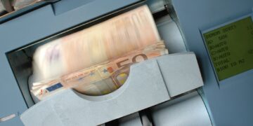 Στο μικροσκόπιο οι μεταφορές χρημάτων - Οι 5 παγίδες
