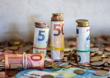 Μεταφορές χρημάτων σε συγγενείς; Πότε μπορεί να υπάρξει φορολογικό θέμα