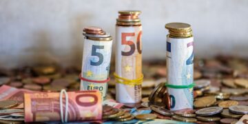 Μεταφορές χρημάτων σε συγγενείς; Πότε μπορεί να υπάρξει φορολογικό θέμα