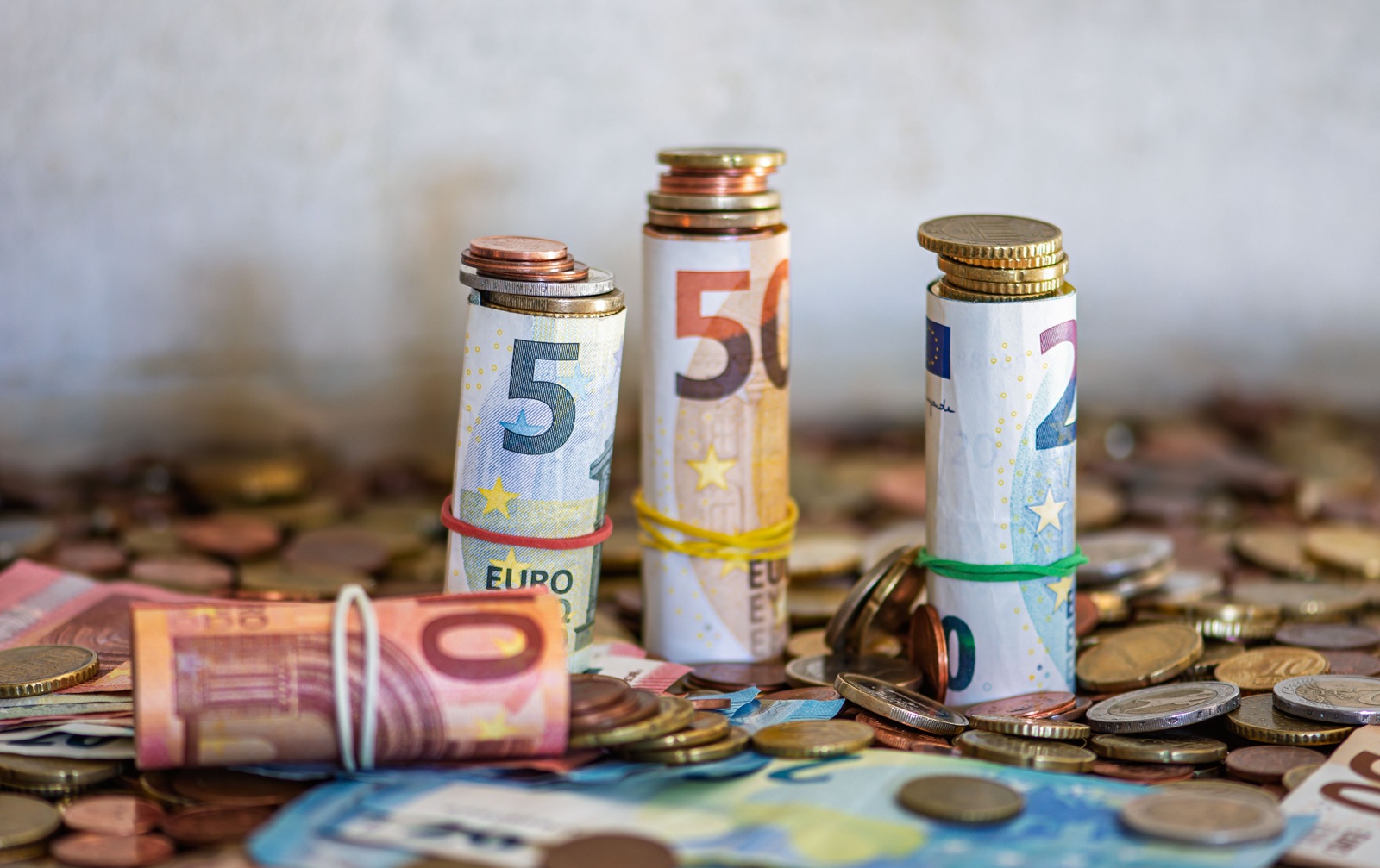 Μεταφορές χρημάτων σε συγγενείς; Πότε μπορεί να υπάρξει φορολογικό θέμα