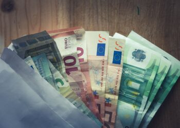 Πόσα μετρητά μπορείς να κρατάς στο σπίτι; Τι ισχύει όταν θες να τα καταθέσεις στην τράπεζα;