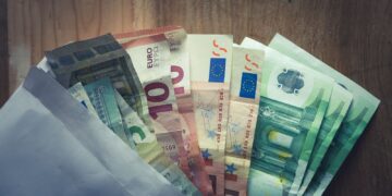 Πόσα μετρητά μπορείς να κρατάς στο σπίτι; Τι ισχύει όταν θες να τα καταθέσεις στην τράπεζα;