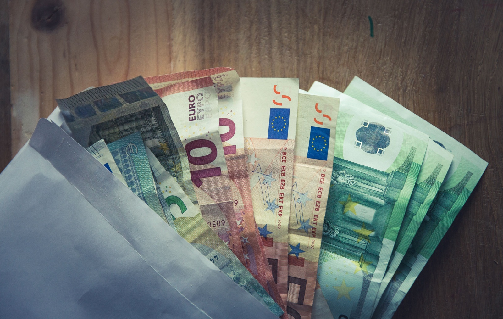 Πόσα μετρητά μπορείς να κρατάς στο σπίτι; Τι ισχύει όταν θες να τα καταθέσεις στην τράπεζα;